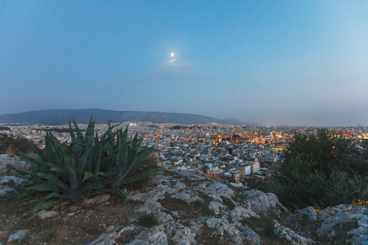 Heure bleu sur Athènes depuis la colline de Filopappou