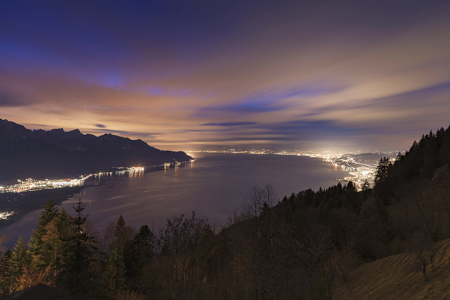 Vue sur lac léman de nuit