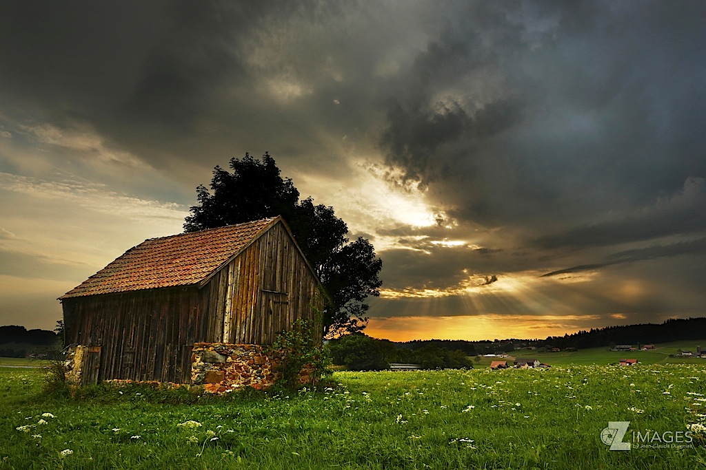 Paysage d'été à côté de l'orage.